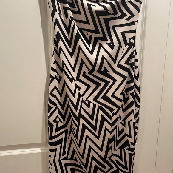 bebe Black and White Zigzag Midi Dress - Picture 3 of 9